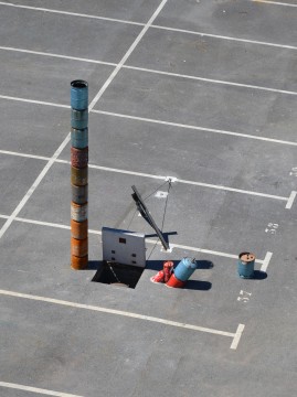 François Dufeil, Fonderie somnolente, 2017, bouteille de gaz, béton, acier, bitume, bois, palan, 500 × 500 × 200 cm