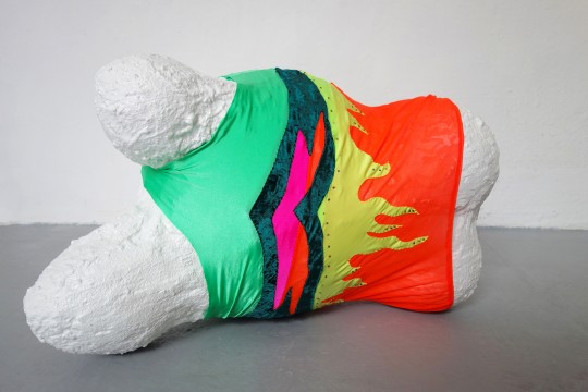 Louise-Margot Décombas, Coéquipière, 2017-2019, résine acrylique, polystyrène, tissu, cuir, métal chromé, 60 × 90 × 40 cm