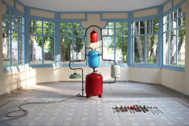 François Dufeil, Cloches sous pression, 2019, bouteilles de gaz, acier noir, laiton, corde chanvre, eau, dimensions variables